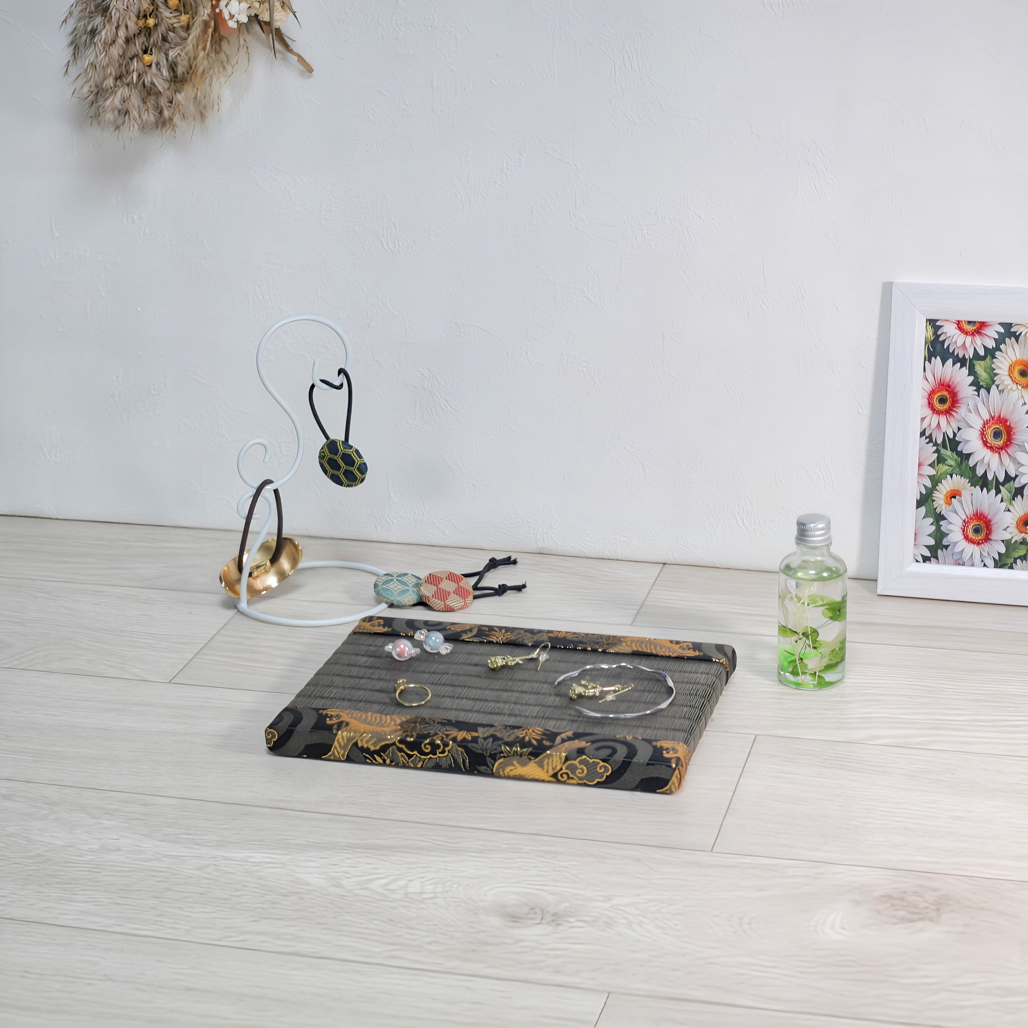 消臭効果がある華やかなミニ畳 金襴生地 ブラック ゴールド ダークブラウン