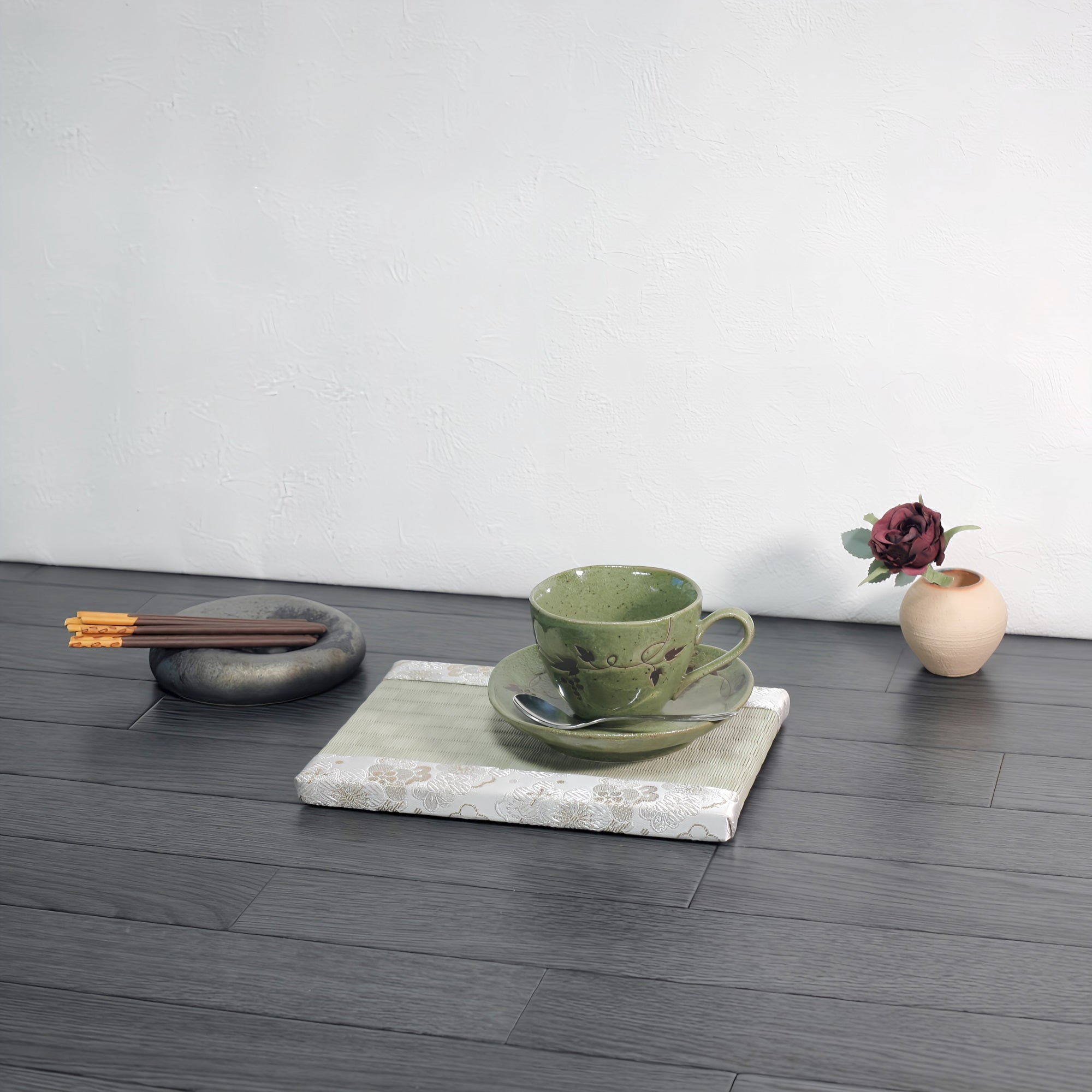 消臭効果がある華やかなミニ畳 金襴生地 ホワイト 畳表 グリーン 市松