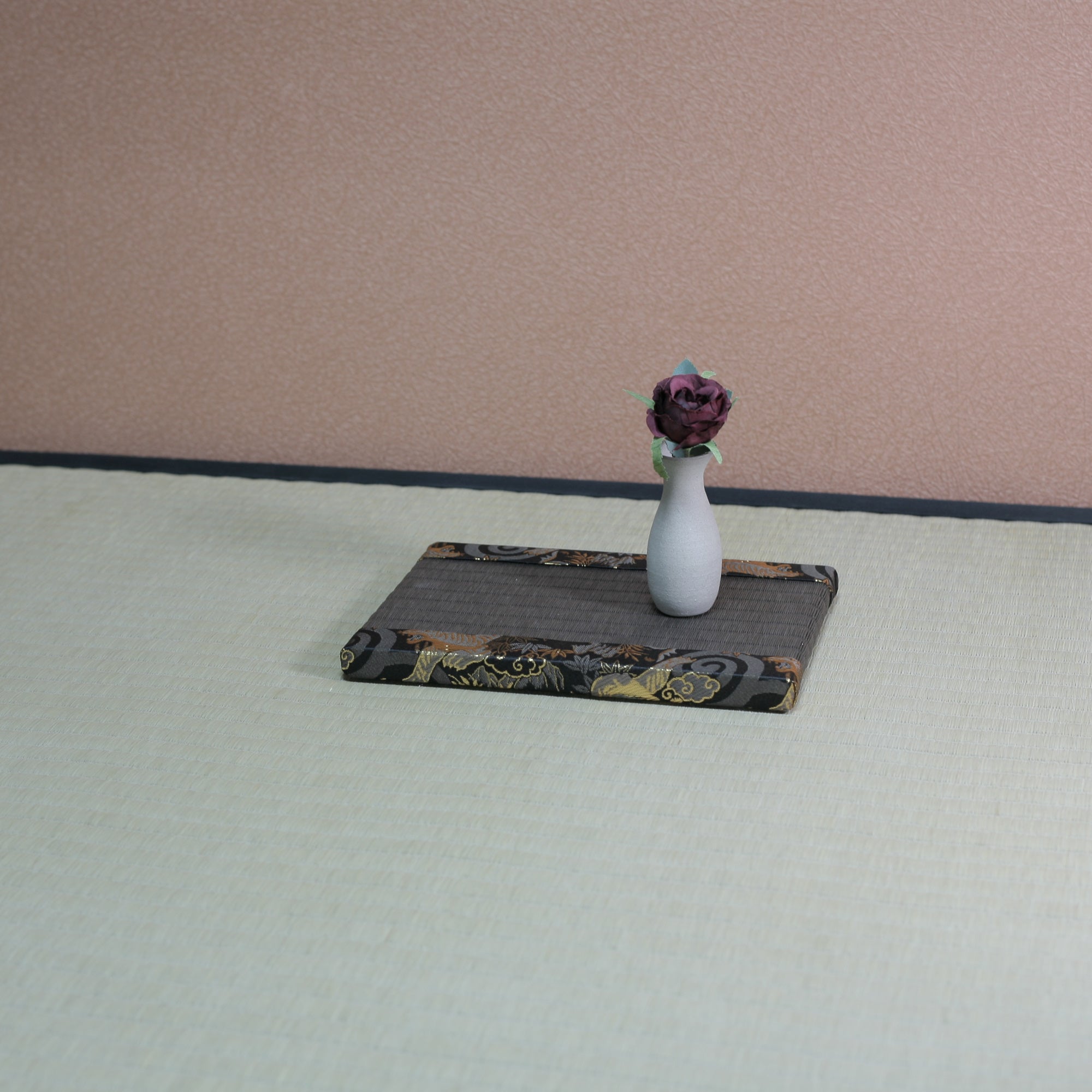 消臭効果がある華やかなミニ畳 金襴生地 ブラック ゴールド ダークブラウン