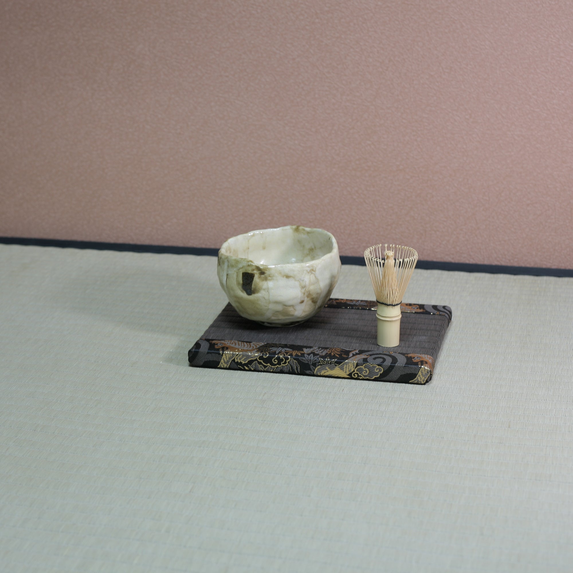 消臭効果がある華やかなミニ畳 金襴生地 ブラック ゴールド ダークブラウン