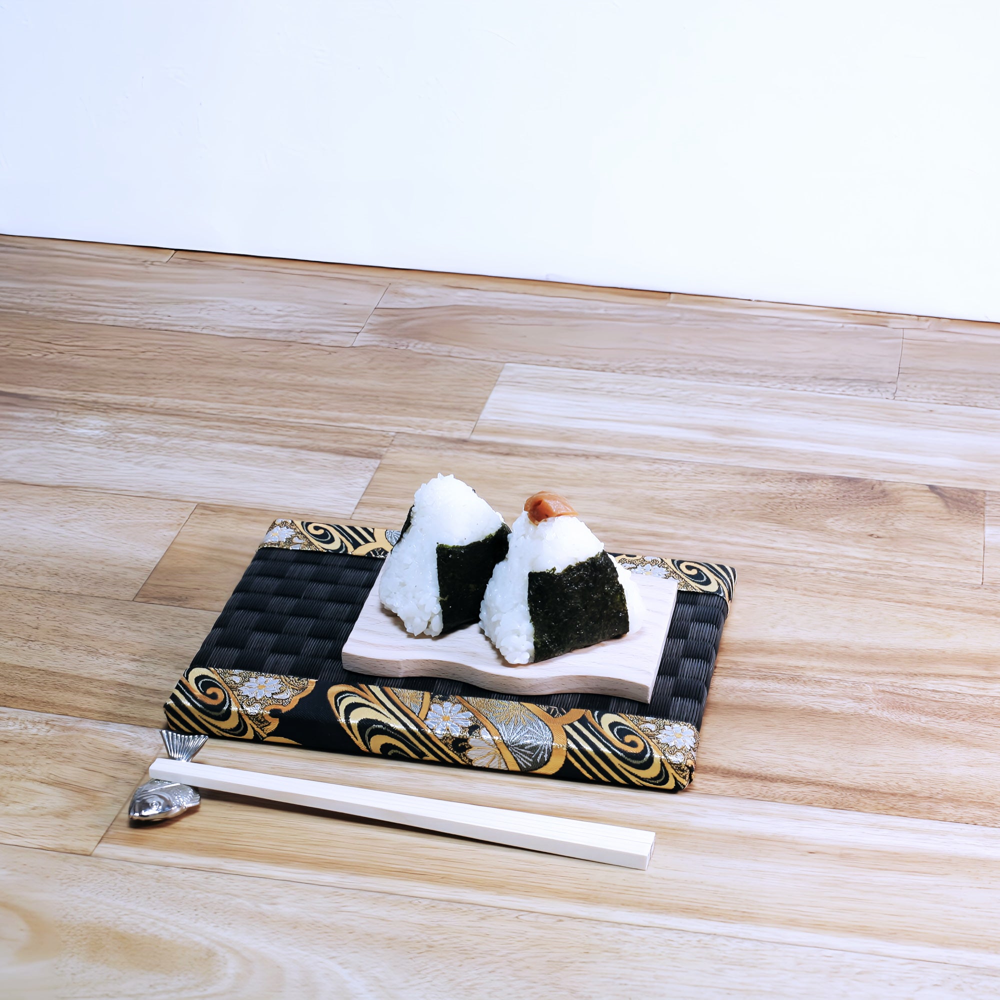 ミニ畳 消臭効果がある華やかなミニ畳 金襴生地 ゴールド 市松ブラック