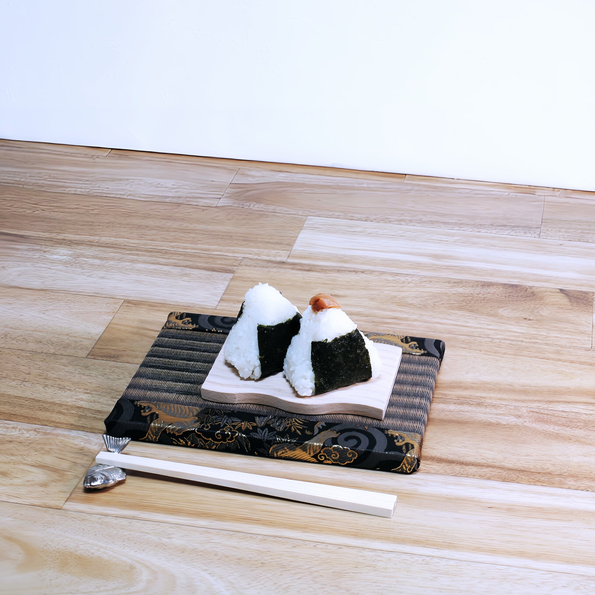 ミニ畳 消臭効果がある華やかなミニ畳 金襴生地 ゴールド ブラック ブラウン