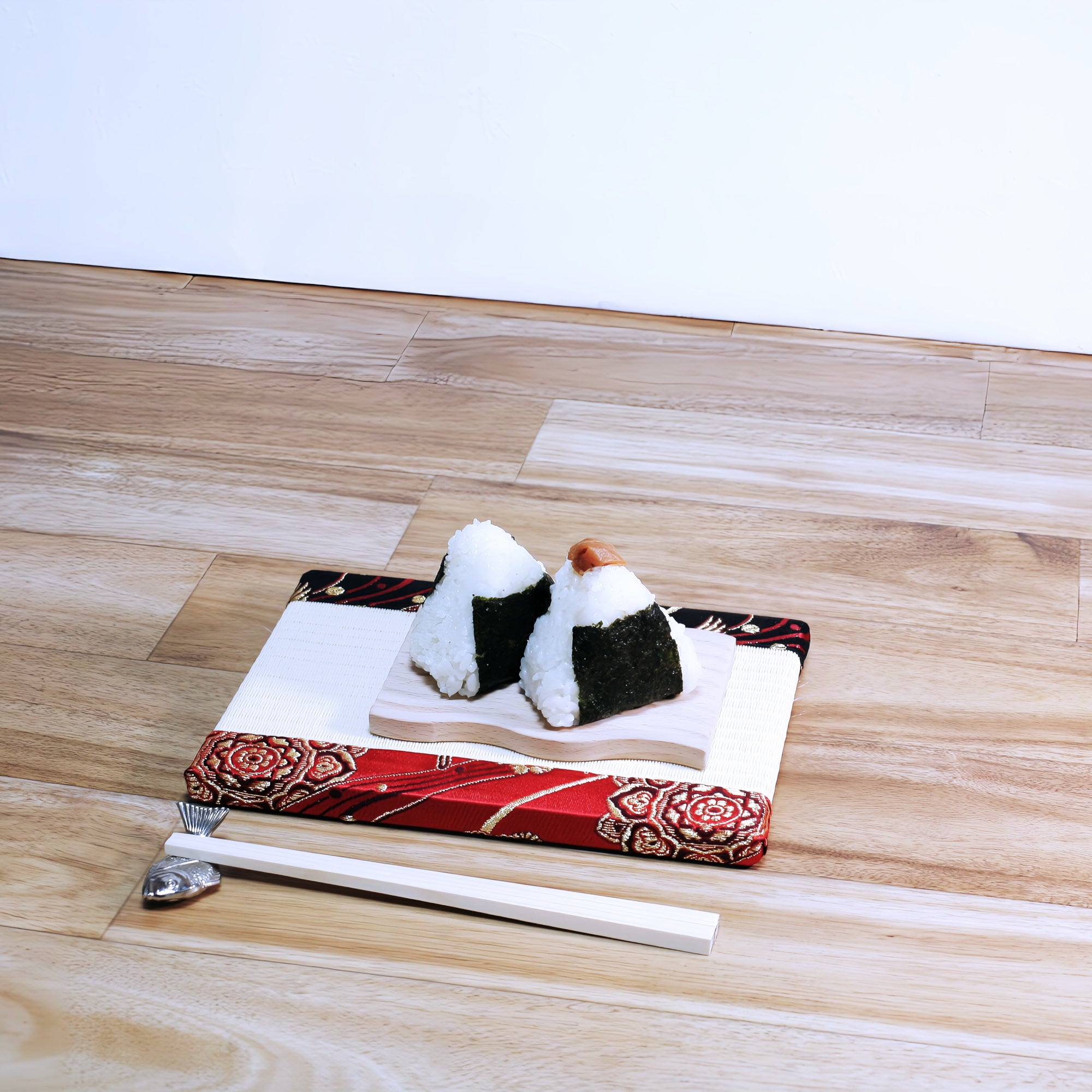 ミニ畳 消臭効果がある華やかなミニ畳 金襴生地 レッド ブラック ホワイト