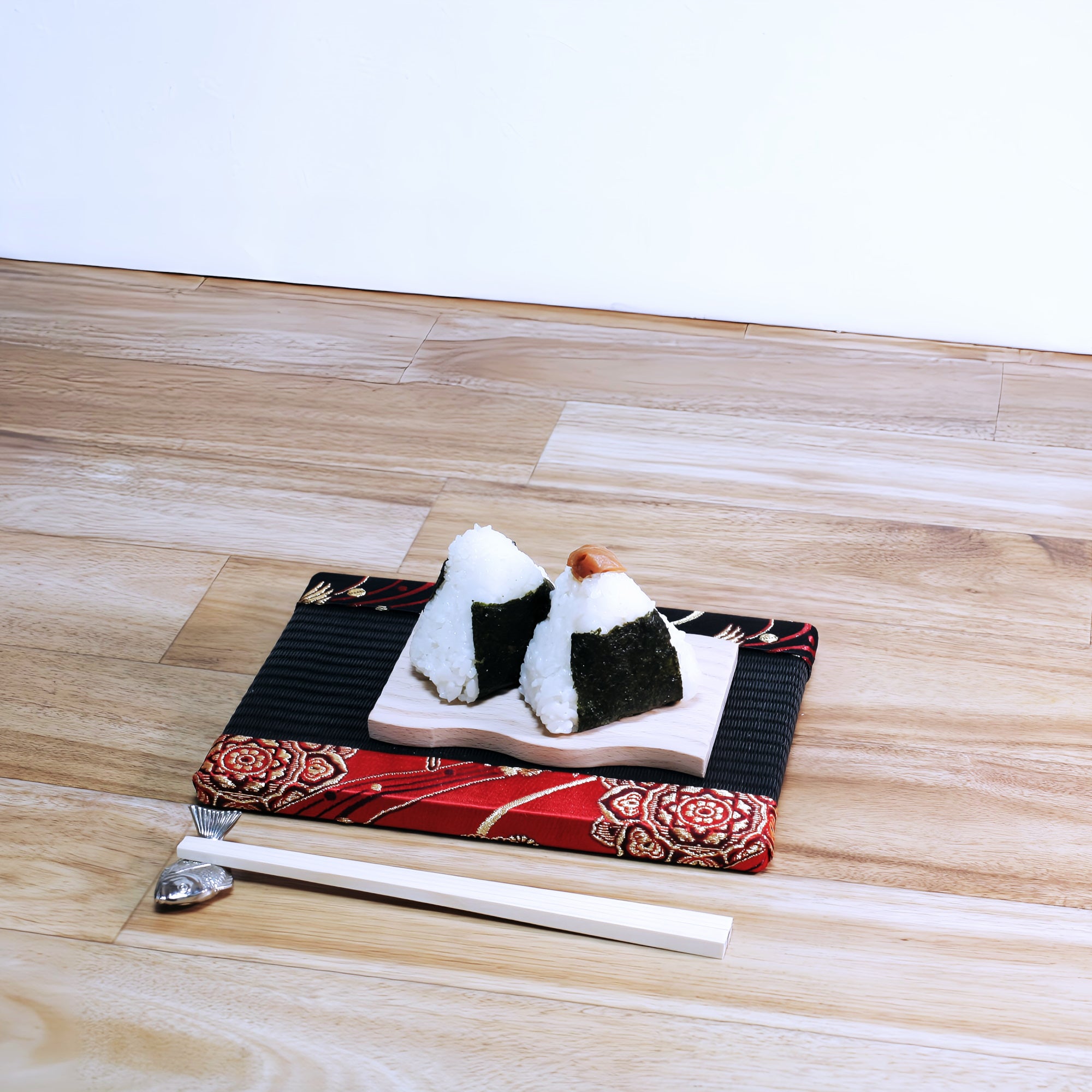 ミニ畳 消臭効果がある華やかなミニ畳 金襴生地 ブラック レッド