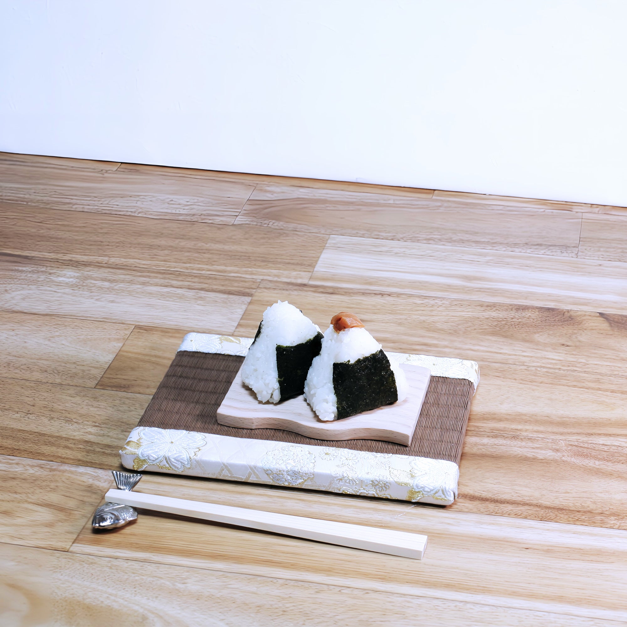 ミニ畳 消臭効果がある華やかなミニ畳 金襴生地 ホワイト ゴールド ブラウン