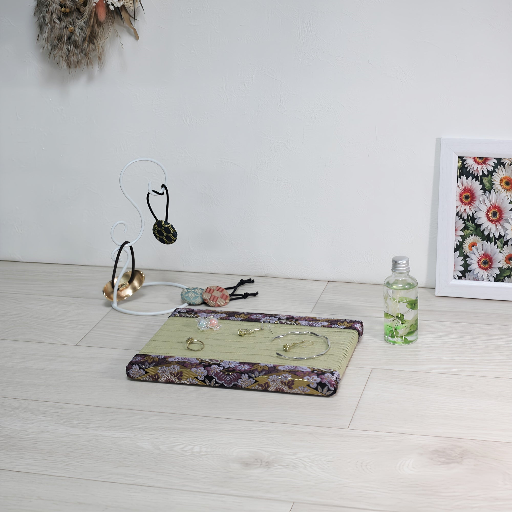 Gorgeous mini tatami mats with deodorizing properties, gold brocade fabric, purple and green