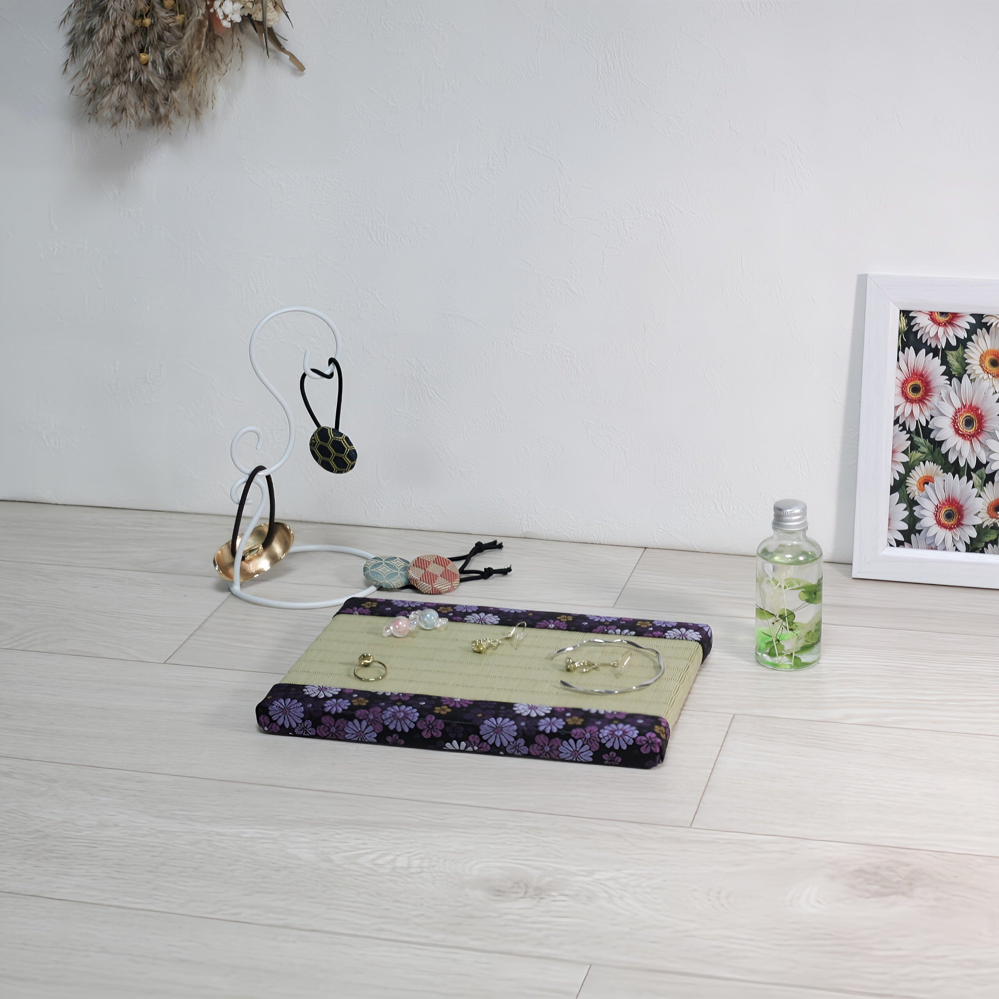 Gorgeous mini tatami mats with deodorizing properties, gold brocade fabric, purple and green