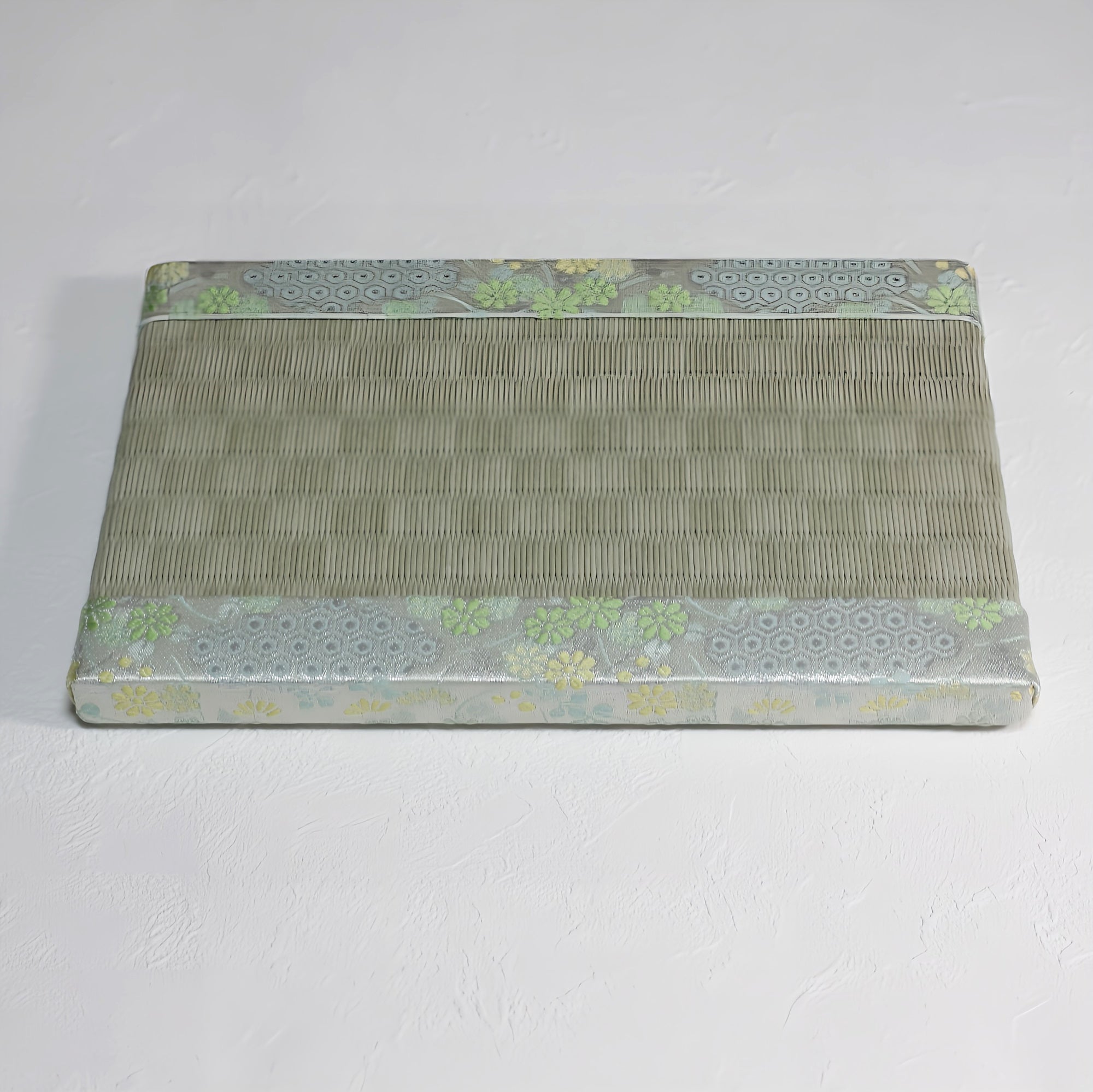 Gorgeous mini tatami mats with deodorizing properties. Brocade fabric, white. Tatami surface, green, checkered pattern.