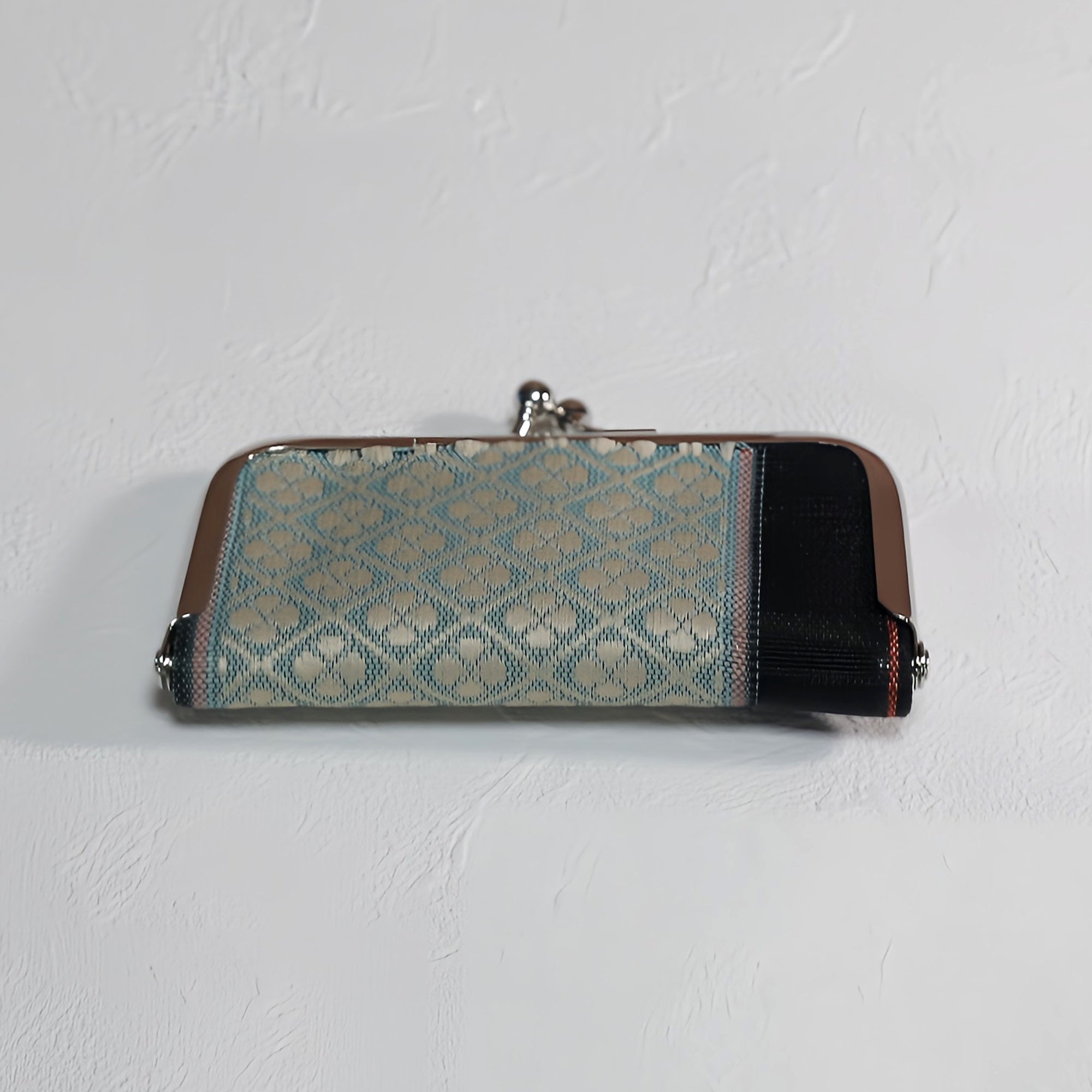 Purse made by arranging the edge of a tatami mat Green Japanese pattern Black