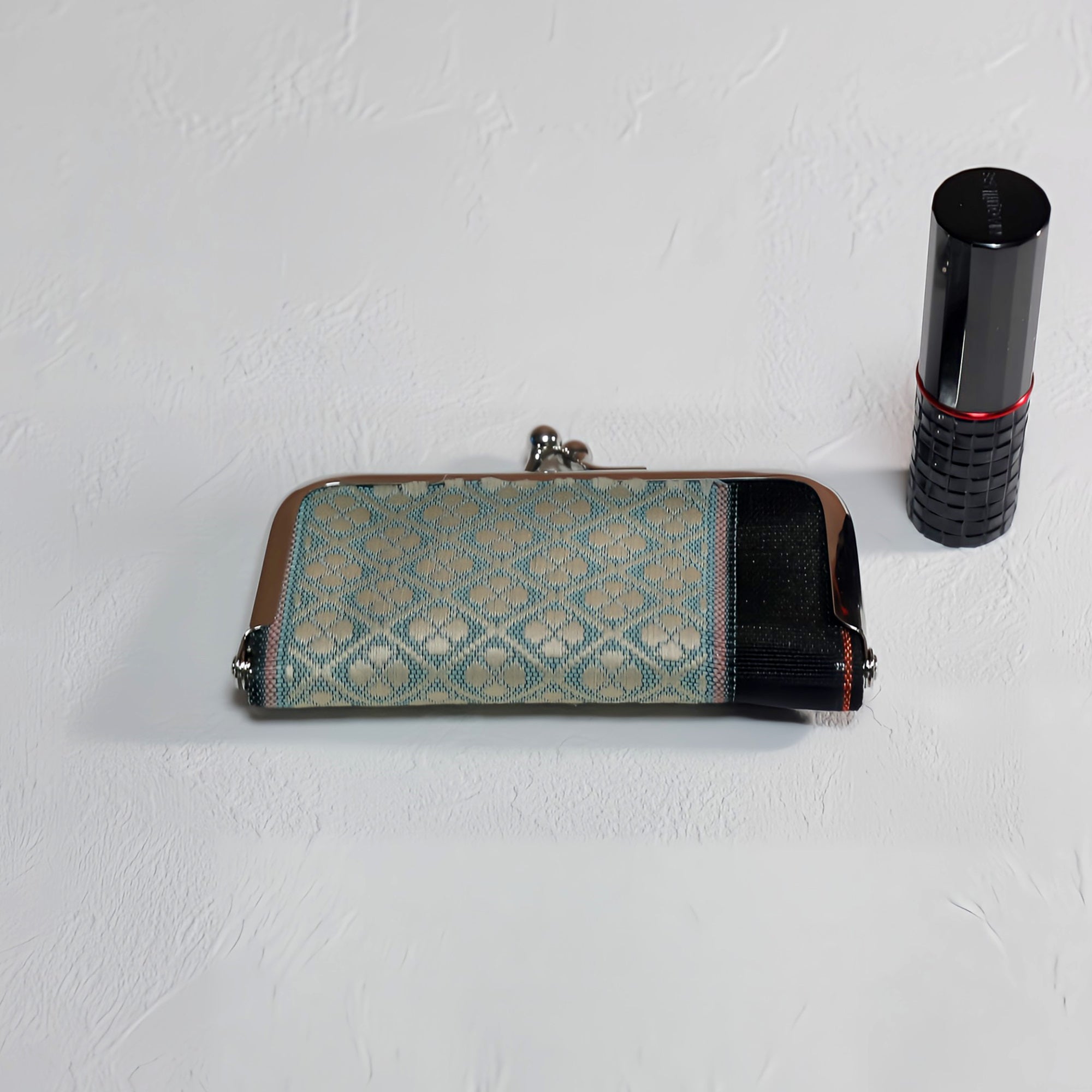 Purse made by arranging the edge of a tatami mat Green Japanese pattern Black